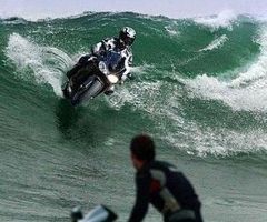 orang aneh naik sepeda motor di laut learningfromlives 